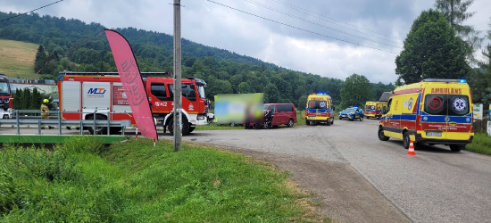 WAŃKOWA: Czołowe zderzenie busa z osobówką. Dwie osoby trafiły do szpitala [ZDJĘCIA]