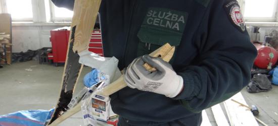 Blisko 2 mln szt. papierosów schowane w drewnie! Celnicy udaremnili przemyt na ponad 1 mln zł (FILM, ZDJĘCIA)