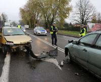 AKTUALIZACJA SANOK: Hamował, wpadł w poślizg i uderzył we fiata. Kobieta trafiła do szpitala (ZDJĘCIA)