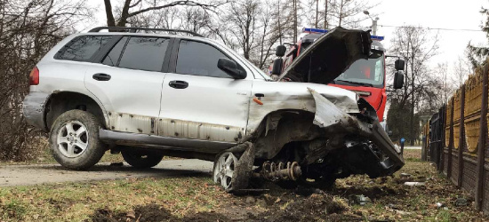 NOWOSIELCE. Wypadek. 18-latek uderzył w przepust. 2 osoby poszkodowane (ZDJĘCIA)