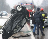 AKTUALIZACJA: Szybka jazda i dachowanie w rowie. Sprawca dostał mandat (ZDJĘCIA)