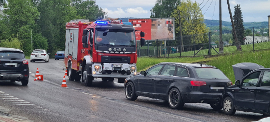 Zderzenie trzech samochodów w Zabłotcach. Jedna osoba trafiła do szpitala (ZDJĘCIA)