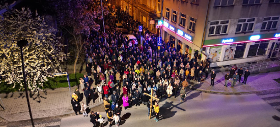 SANOK: Tłumy sanoczan przeszło Drogę Krzyżową ulicami miasta. „Dzięki Ci Boże mój za ten krzyż, który Jezus cierpiał za mnie”