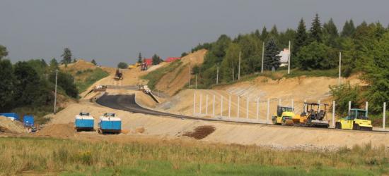 Budowa obwodnicy Brzozowa idzie pełną parą. Jest „dywanik”, powstają ronda i wiadukty (ZDJĘCIA)