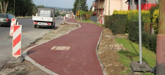 Remont na Dąbrówce. Czerwone chodniki i asfalt na 4 pasach (ZDJĘCIA)