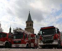 KRONIKA STRAŻACKA: Pożar osobówki, kolizja trzech pojazdów i żmija w studni