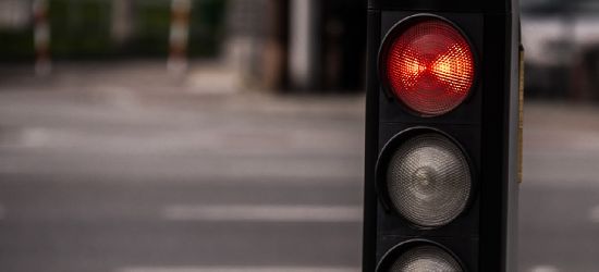 BIESZCZADY: Przejechał skrzyżowanie na czerwonym świetle. 21-latek był pijany