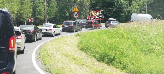 Zwężenia na drodze w Bieszczady. Tworzą się korki (ZDJĘCIA)