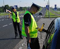 KRONIKA POLICYJNA: Wtargnął na jezdnię i wskoczył na maskę samochodu, pijany kierowca bez uprawnień i toyota w rowie
