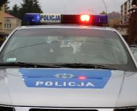 Czołgał się przez jezdnię, kiedy potrącił go samochód. Policjanci ustalają kim jest poszkodowany