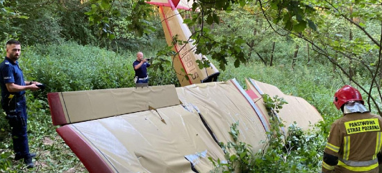 STARA WIEŚ. Wypadek samolotu. Pilot nieprzytomny (FOTO)