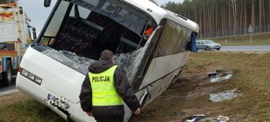 BIESZCZADY: Autobus z dziećmi wjechał do rowu!