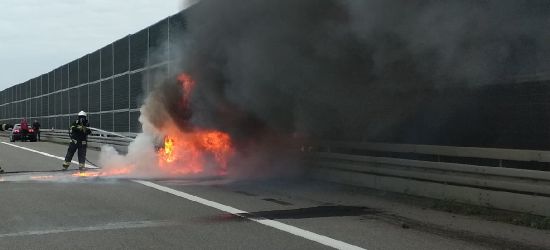 Na A4 spłonął samochód! (ZDJĘCIA)