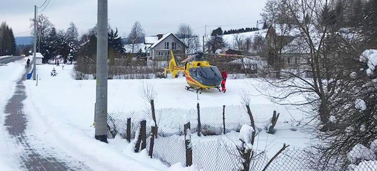 Kobieta spadła z dachu. Śmigłowcem LPR została przetransportowana do szpitala