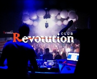 REVOLUTION CLUB: Muzyczny weekend z raperem Tede, dancing z La Fiesta