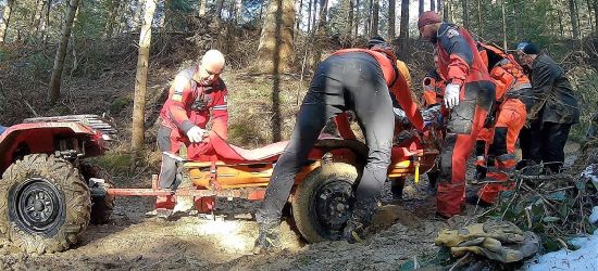 Poślizgnął się na lodzie i nieszczęśliwie upadł z wysokości. Akcja ratunkowa (FOTO)