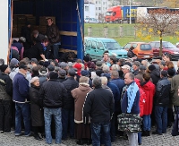 SANOK: Bitwa o darmowe jabłka. Ludzie tracą głowę (ZDJĘCIA)