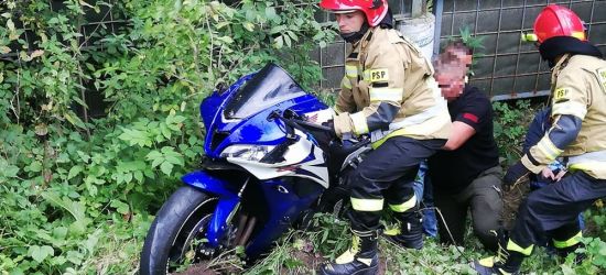 Tragedia na drodze. Nie żyje mężczyzna. Motocykl kilkadziesiąt metrów dalej (ZDJĘCIA)