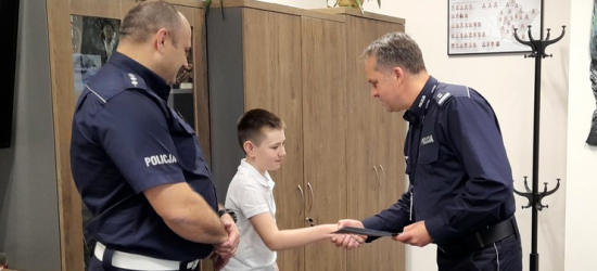 Bohaterski chłopiec z Leska udaremnił oszustwo – został wyróżniony przez Komendanta! (FOTO)
