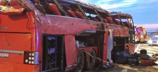 TRAGEDIA: Autokar przełamał bariery i zsunął się z nasypu (FOTO)