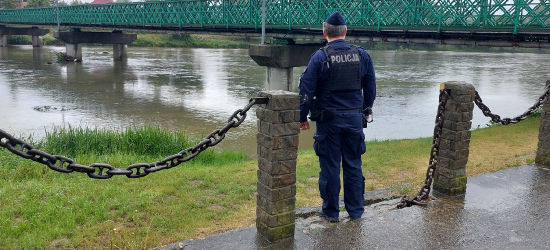 Policjanci monitorują sytuację hydrologiczną na terenie powiatu sanockiego