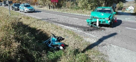 Zderzenie jednośladu z osobówką. Ranny motocyklista (FOTO)
