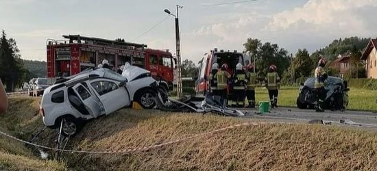 Poważny wypadek na krajówce. Dwie osoby ranne (ZDJĘCIA)