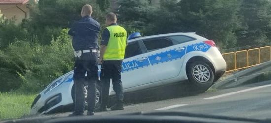 SANOK. Radiowóz w rowie (ZDJĘCIA)