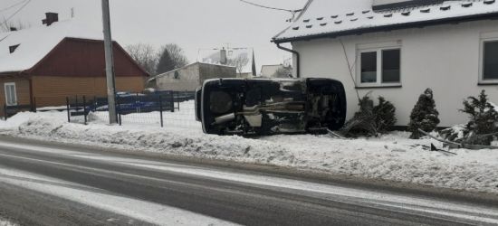 PODKARPACIE: Staranował ogrodzenie i uderzył w dom (FOTO)