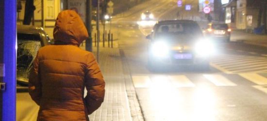 Potrącenie kobiety na przejściu dla pieszych. Zachowajmy ostrożność!