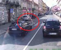 Centymetry od śmierci na pasach. Szokujące nagranie video z miejskiego autobusu (FILM)