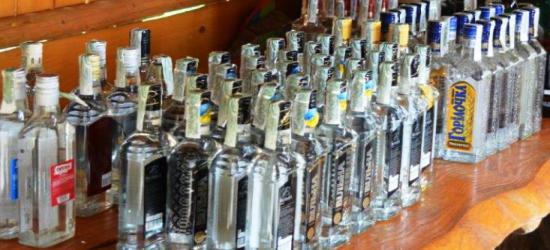 POWIAT LESKI: Mieszkaniec miał blisko 300 litrów nielegalnego paliwa i 39 litrów alkoholu bez akcyzy (ZDJĘCIA)