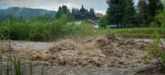 Mały potok zmienił się w rwącą rzekę! (ZDJĘCIA)