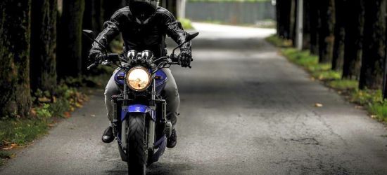 Pijany motocyklista wjechał w latarnię. Ma poważne obrażenia