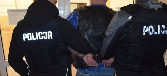 Do drzwi zapukali policjanci. Mężczyzna ukrył się za łóżkiem