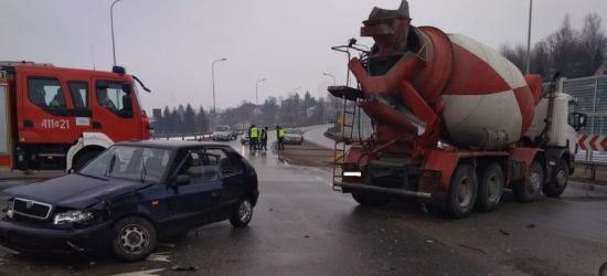 Skodą wymusił pierwszeństwo kierującemu ciężarową scanią (FOTO)