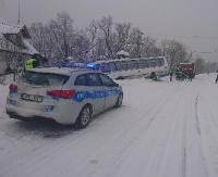 Kierujący autobusem, chcąc uniknąć zderzenia czołowego z audi, wjechał do przydrożnego rowu (ZDJĘCIE)