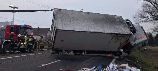 PISAROWCE. Ciężarówka przewróciła się na drogę (ZDJĘCIA)