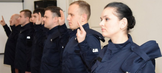 Nowi funkcjonariusze policji złożyli ślubowanie. Zasilą szeregi podkarpackich jednostek (ZDJĘCIA)