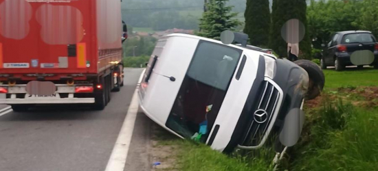 Wypadek busa w Jasienicy Rosielnej – jedna osoba trafiła do szpitala (FOTO)