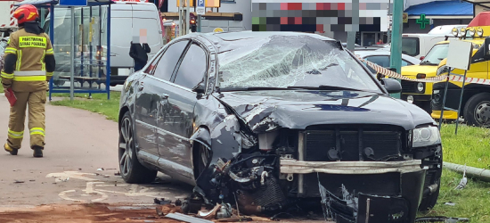 SANOK: Kolizja na ul. Krakowskiej. Kierowca Audi ratował się ucieczką na chodnik (VIDEO, ZDJĘCIA)