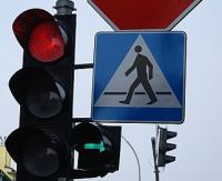 UWAGA! Piesi na drodze. Wyprzedzanie na przejściach, parkowanie na „zebrach” i nieoczekiwane wbieganie na jezdnię