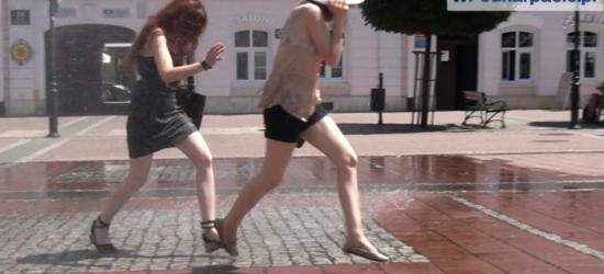Orzeźwienie w centrum miasta. Straż pożarna chłodzi sanoczan (FILM)