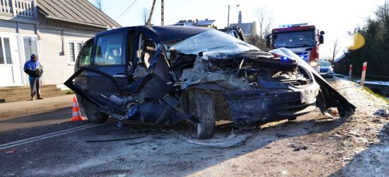 PAKOSZÓWKA: Groźne zderzenie dostawczaka z osobowym. 8-miesięczne dziecko w szpitalu (FOTO)