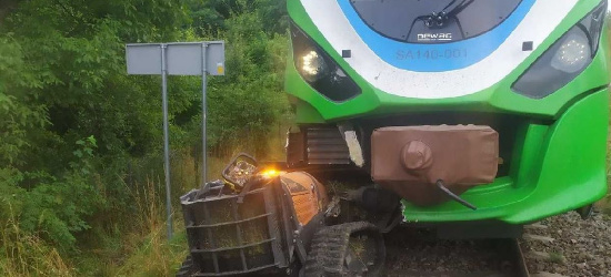 PODKARPACIE: Kosiarka wjechała w szynobus (ZDJĘCIE)