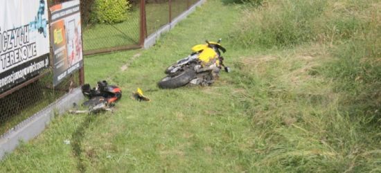 Motocyklista wyprzedzał sznur pojazdów. Uderzył w znak na wysepce (FOTO)