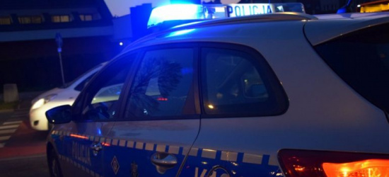 REGION. 20-latek uderzył w bariery ochronne i słup oświetleniowy
