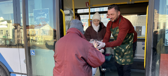 „Autobus ciepła” po raz drugi w Sanoku (ZDJĘCIA)