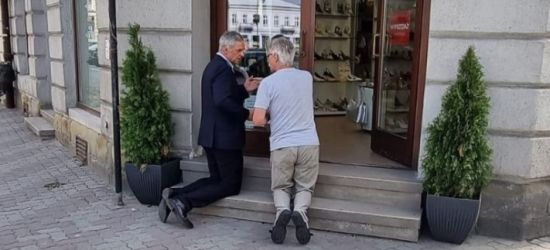 Poseł Koalicji Obywatelskiej klęczał przy wejściu do sklepu (FOTO)