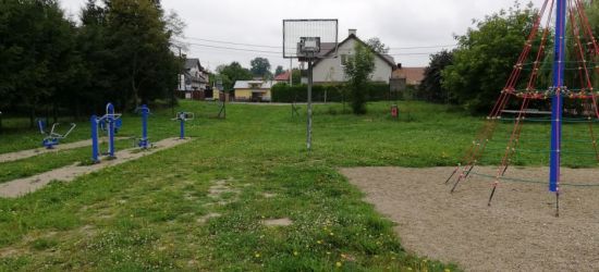 INTERWENCJA: Szkło i kamienie wielkości pięści. Stan boiska przy Konopnickiej (ZDJĘCIA)